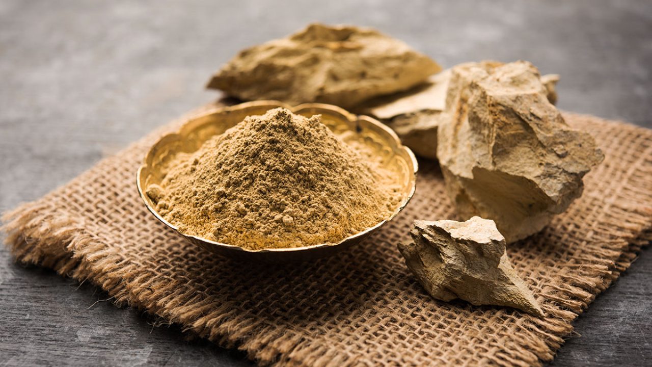 Montmorillonite and bentonite clay that absorbs moisture